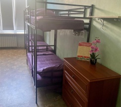 Верхняя кровать в 10-местном мужском номере (общие удобства) №2 в У путепровода