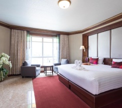 Люкс с видом на бассейн в Erawan Hotel