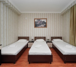 Трёхместная комната с тремя односпальными кроватями в Чайка