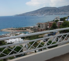 Двухместный номер Standard с балконом и с видом на море двуспальная кровать в Hotel Saranda