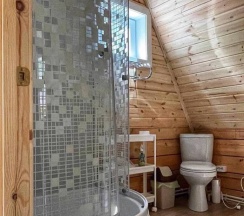 Двухместный семейный коттедж Мансарда с красивым видом из окна двуспальная кровать в А-фрейм дома