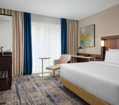 Двухместный полулюкс с видом на город двуспальная кровать в Courtyard by Marriott Tashkent
