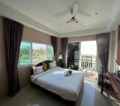 Двухместный номер Deluxe с балконом и с видом на море двуспальная кровать в Отель Kata Beachwalk