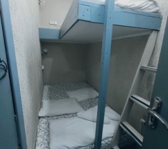 Трехместный номер-капсула с двухъярусной кроватью в Арт Галактика