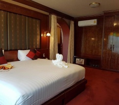 Люкс с видом на бассейн в Erawan Hotel