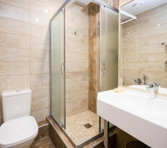 Номер делюкс улучшенный с 1 двуспальной кроватью (с завтраком) в Nreef