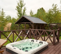 Коттедж с террасой и уличным джакузи в Ялкала