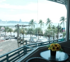 Двухместный номер Deluxe с частичным видом на море двуспальная кровать в The Beach Front Resort Pattaya  - SHA Plus