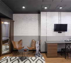 Джуниор Cюит в Welcome House