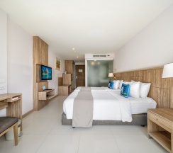 Двухместный номер Superior с видом на город двуспальная кровать в Andaman Beach Suites Hotel