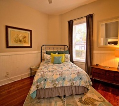 Апартаменты в 420Waldburg A · Modern Apt with Southern Charm Blocks from Forsyth