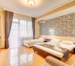 Полулюкс с балконом трехместный в Лэнсис