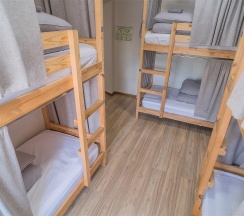 Кровать в 6-местном мужском номере (общие удобства) в Hot Place Guest House