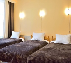 №6. Трехместный номер с дополнительным спальным местом и видом на горы в Прибой