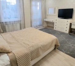 Апартаменты с балконом и с красивым видом из окна в Апартаменты в центре с тремя спальнями на Червякова 55 рядом с парком Победы