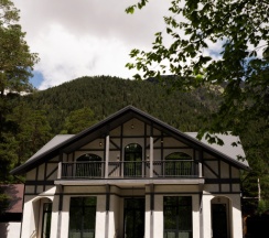 Вилла с балконом и с красивым видом из окна в Residence Village