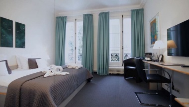 Двухместный номер Standard с балконом и с видом на сад двуспальная кровать в Aussen Alster Hotel
