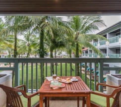 Двухместный номер Deluxe с балконом двуспальная кровать в The Briza Beach Resort Khaolak
