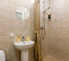 Светлый двухместный номер с удобствами в центре Санкт-Петербурга в Адриан