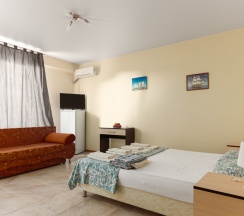 Двухместный номер Superior с балконом и рядом с пляжем двуспальная кровать в Моряк