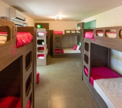 Кровать в общем номере (женский номер) с балконом в Concept Design Hostel & Suite