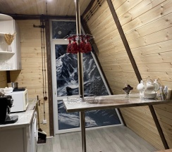Коттедж с балконом и с красивым видом из окна в Dream Chalet
