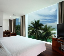 Двухместный люкс с видом на море двуспальная кровать в La Flora Resort Patong