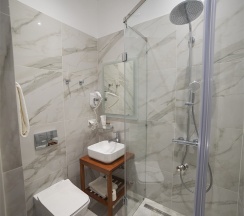 Стандартный номер с двумя кроватями и видом на озеро в F911