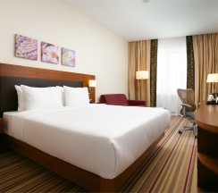 Номер категории «Комфорт» с большой кроватью (King size) в Hilton Garden Inn Volgograd