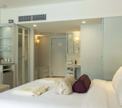 Двухместный номер Deluxe с видом на бассейн двуспальная кровать в Katathani Phuket Beach Resort