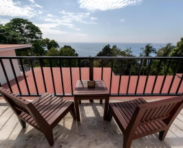 Двухместная вилла Deluxe с балконом и с видом на океан двуспальная кровать в Отель Secret Cliff Resort Phuket