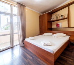 Двухместные апартаменты с видом на дендрарий и бассейн двуспальная кровать в Delsochi