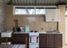Романтичный трехместный номер с 1 двуспальной кроватью + кресло-кровать 1-ЫЙ этаж с террасой в На круче