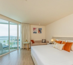 Двухместный номер Deluxe с видом на океан двуспальная кровать в Pattaya Sea View Hotel