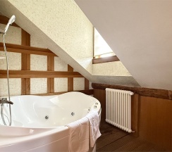 Двухкомнатный люкс «Казанова» с джакузи в Old Estate Hotel&SPA