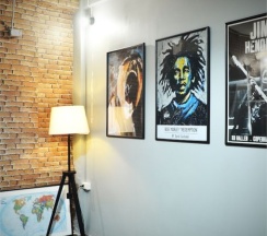 Номер Standard с красивым видом из окна в Goodfellas Thong Lor Hostel