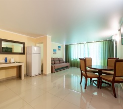 Семейный номер на трех-четырех гостей с большой террасой и видом во двор (корпус К) в Оптимист