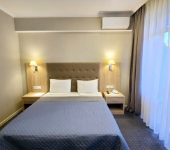 Стандартный номер с двуспальной и 2 односпальными кроватями в Бригантина