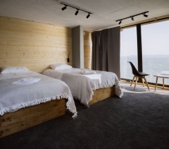 Номер студия c панорамным окном в Bay house