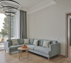 Сюит с террасой с красивым видом из окна в Garden Resort