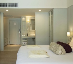 Двухместный номер Deluxe с видом на бассейн двуспальная кровать в Katathani Phuket Beach Resort