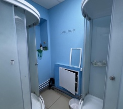 Кровать в 8-местном общем мужском номере в Сити-В