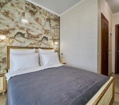 Студия Панорамная с балконом, мини кухней и видом на город и зелёную зону в Амбассадор