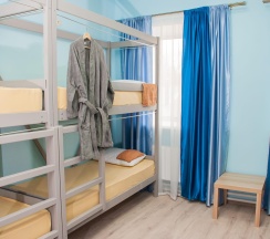 Кровать в 8-местном общем мужском номере Синий в Эко