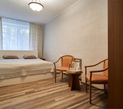 Стандарт с одной двуспальной или двумя раздельными кроватями с удобствами на этаже в Салют