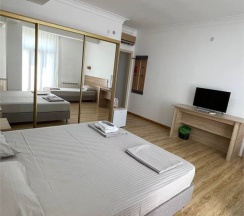 3Трехместный стандартный номер с 1 большой кроватью и 1 маленькой кроватями в Asiya Hotel Grozny