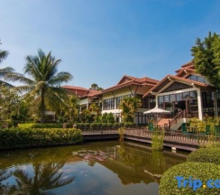 Номер Deluxe с видом на бассейн в Angkor Palace Resort & Spa