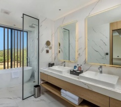 Трёхместный номер Deluxe в Laya Resort Phuket Island