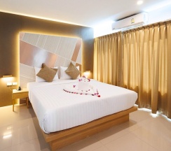 Люкс с балконом в La Vista Patong Hotel