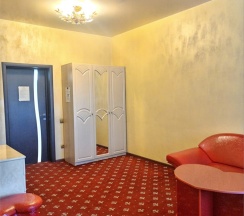 КОМФОРТ с ванной (в красных тонах). Старый номерной фонд в MaxxRoyal